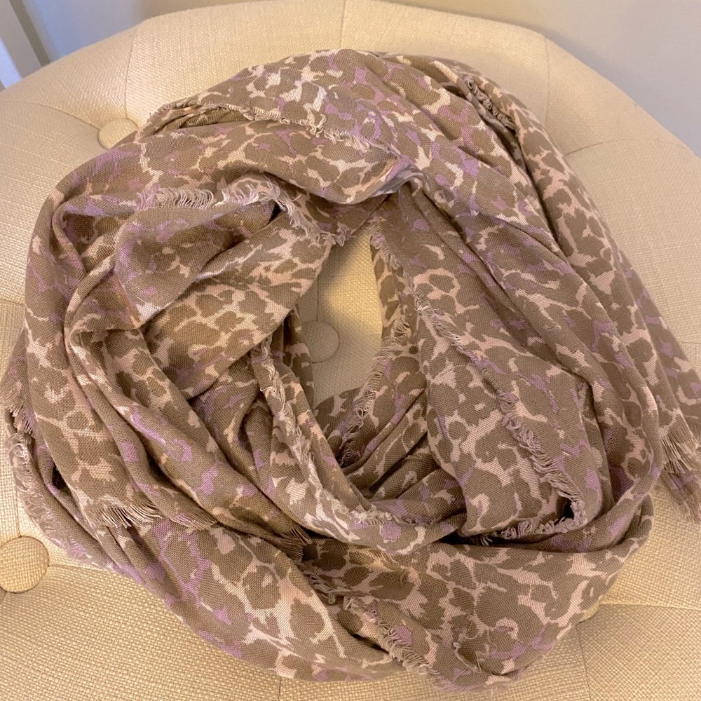 Aritzia Talula lightweight scarf